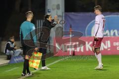 3. Liga; FC Viktoria Köln - FC Ingolstadt 04; an der Seitenlinie, Spielerbank Cheftrainerin Sabrina Wittmann (FCI) spricht zu Frederik Christensen (11, FCI)