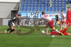 3. Liga - Saison 2025/26 - SV Wehen/Wiesbaden - FC Ingolstadt 04  - Julian Kügel (Nr.29 - FCI) - Justin Janitzek (Nr.15 - Wiesbaden) - Torwart Noah Brdar (Nr.31 - Wiesbaden) Foto: Meyer Jürgen