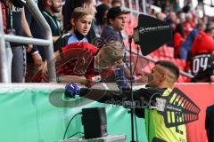 DFB Pokal; FC Ingolstadt 04 - Erzgebirge Aue; Fan Selfie mit Torwart Fabijan Buntic (24, FCI)