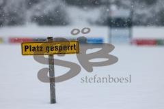 2023_12_1 - - Saison 2023/24 - Schnee auf dem Fussballplatz - SV Zuchering - Platz ist gesperrt - Schild platz ist gesperrt Schnee Tor Spielabsage Schnee - Foto: Meyer Jürgen