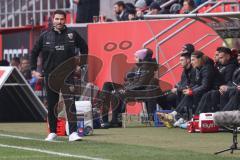 3. Liga; FC Ingolstadt 04 - VfL Osnabrück; Cheftrainer Guerino Capretti (FCI) an der Seitenlinie, Spielerbank regt sich auf