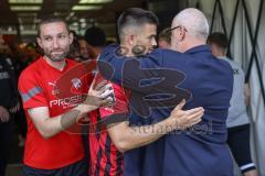 3. Liga; FC Ingolstadt 04 - SV Elversberg; Vorsitzender des Vorstandes Peter Jackwerth (FCI) begrüßt Visar Musliu (16, FCI) Rico Preißinger (6, FCI)