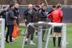 3. Liga; FC Ingolstadt 04 - Trainingsauftakt im Audi Sportpark, Trainingsgelände; Cheftrainer Michael Köllner (FCI) erklärt und teilt ein