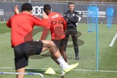 3.Liga - Saison 2022/2023 - FC Ingolstadt 04 -  - Cheftrainer Michael Köllner (FCI) beim ersten Training - Cheftrainer Michael Köllner (FCI) sieht beim warm machen zu - Foto: Meyer Jürgen