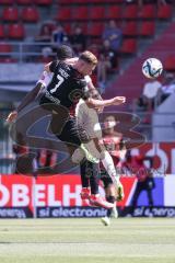 3. Liga; FC Ingolstadt 04 - Hallescher FC; Zweikampf Kampf um den Ball Jannik Mause (7, FCI) Lofolomo Enrique (6 Halle)