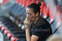 3. Liga; FC Ingolstadt 04 - SV Wehen Wiesbaden; vor dem Spiel Cheftrainerin Sabrina Wittmann (FCI) an der Seitenlinie, Spielerbank