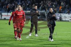 3. Liga; VfL Osnabrück - FC Ingolstadt 04; Spiel ist aus, Niederlage, hängende Köpfe, Spieler bedanken sich bei den Fans Cheftrainerin Sabrina Wittmann (FCI) Simon Lorenz (32, FCI) Co-Trainer Patrick Schönfeld (FCI) Mattis Hoppe (2, FCI) Gustav Christense