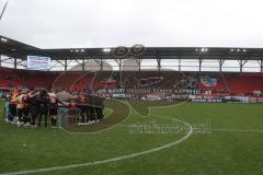 3.Liga - Saison 2022/2023 - FC Ingolstadt 04 -  - FC Freiburg II - Die Mannschaft bildet einen Kreis nach dem Spiel - Enttäuscht - Spruchband - Choreo - Fans - Banner - Foto: Meyer Jürgen