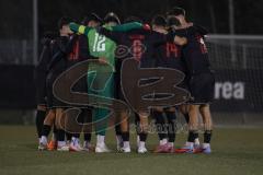 *** Bayernliga Nord - Saison 2025/26 - FC Ingolstadt 04 II - ASV Neumarkt -  Die Mannschaft bildet einen Kreis vor dem Spiel -  - XXXXX - Foto: Meyer Jürgen