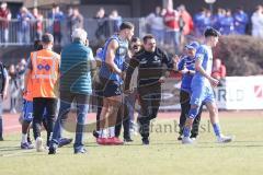 Toto-Pokal; FV Illertissen - FC Ingolstadt 04; Sieg Cheftrainer Holger Bachthaler (FVI) läuft aufs Feld. 1:0 Sieg Finaleinzug