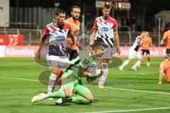 3. Liga; FC Viktoria Köln - FC Ingolstadt 04; Torwart Rauhut Kevin (24 Köln) sicher vor David Kopacz (29, FCI)
