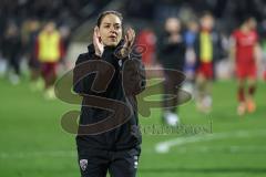 3. Liga; SSV Ulm - FC Ingolstadt 04; Spiel ist aus, Sieg 1:3 Spieler bedanken sich bei den Fans Cheftrainerin Sabrina Wittmann (FCI)