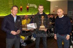 Audi Schanzer Amateur Cup 2022 - Siegerehrung - 1. Platz geht an TTSv Hohenwart - Andreas Zelzer Personalleiter AUDI AG links - Sebastian Herker  TSv Hohenwart - Manuel Sternisa Geschäftsführer FCI rechts - Foto: Jürgen Meyer