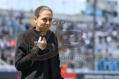 3. Liga; TSV 1860 München - FC Ingolstadt 04; Cheftrainerin Sabrina Wittmann (FCI) am Spielfeld gut gelaunt