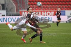 2.BL; FC Ingolstadt 04 - SG Dynamo Dresden; Zweikampf Kampf um den Ball Patrick Schmidt (32, FCI) Aidonis Antonis (23 Dresden)