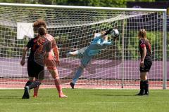 2. Frauen-Bundesliga - Saison 2021/2022 - FC Ingolstadt 04 - TSG 1899 Hoffenheim - Zeller Maria (#25 FCI) mit einer Torchance - Dick Laura Torwart Hoffenheim - Foto: Meyer Jürgen