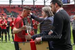 2.BL; FC Ingolstadt 04 - FC Hansa Rostock; vor dem Spiel Verabschiedung der Spieler die den Verein verlassen. Stefan Kutschke (30, FCI) Geschäftsführers Dietmar Beiersdorfer (FCI Sport Kommunikation)