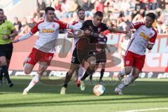 2.BL; FC Ingolstadt 04 - SSV Jahn Regensburg; Kaan Caliskaner (10 SSV) Filip Bilbija (35, FCI)