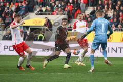 2.BL; SSV Jahn Regensburg - FC Ingolstadt 04; Dennis Eckert Ayensa (7, FCI) Torwart Alexander Meyer (1 Jahn) Jan Elvedi (33 Jahn)