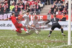 3. Liga; Rot-Weiss Essen - FC Ingolstadt 04; Torchance verpasst Deniz Zeitler (38, FCI) an Pfosten Schultz Michael (4 RWE) Torwart Golz Jakob (1 RWE)