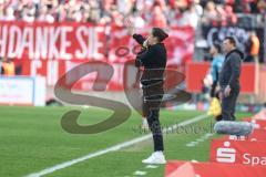 3. Liga; Rot-Weiss Essen - FC Ingolstadt 04; Cheftrainerin Sabrina Wittmann (FCI) an der Seitenlinie, Spielerbank pfeift