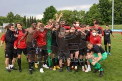 Relegation 2 - U17 - SSV Jahn Regensburg - FC Ingolstadt 04 - Spiel ist aus, 1:1 Ingolstadt steigt in die Bundesliga U17 auf, Jubel Party Feier, Team läuft aufs Spielfeld zum Gratulieren, Gruppenfoto mit Betreuer