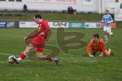 Kreisliga - Saison 2025/26- TSV Kösching - FC Sandersdorf - Benedikt Schneeberger rot Kösching geht allein auf den Torwart Philipp Gier Sandersdorf zu und vergibt einen 100%ige  Chance - XXXXX - Foto: Meyer Jürgen