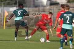 Bayernliga Nord - Saison 2023/2024 - FC Ingolstadt 04 - SSV Jahn Regensburg - Benedikt Schwarzensteiner (Nr.4 - FCI U21) - Kelvin Onuigwe grün Regensburg - Foto: Meyer Jürgen