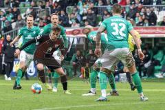 2.BL; SV Werder Bremen - FC Ingolstadt 04; Dennis Eckert Ayensa (7, FCI) Sturm Marco Friedl (32 Bremen) Ömer Toprak (21 Bremen)