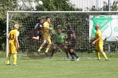 Kreisklasse - Saison 2023/2024 - GW Ingolstadt - FC Gelbelsee - Alexander Uselmann schwar GW INg - Thomas Wolf Torwart Gelbelsee - Foto: Meyer Jürgen