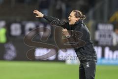 3. Liga; SSV Ulm - FC Ingolstadt 04; an der Seitenlinie, Spielerbank Cheftrainerin Sabrina Wittmann (FCI) gibt Anweisungen