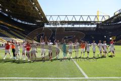 3. Fußball-Liga - Saison 2022/2023 - Borussia Dortmund II - FC Ingolstadt 04 - Die Mannschaft bedankt sich bei den mitgereisten Fans - Jubel - Foto: Meyer Jürgen