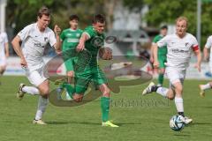 Bezirksliga - Saison 2024/25 - FC Gerolfing - SV Waldeck-München - Leo Zänger (Nr.11 - FC Gerolfing) - Lukas Obergrußberger weiss Waldeck rechts - Marco Stowasser weiss Waldeck links - Foto: Meyer Jürgen