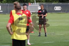 3. Liga - Saison 2024/25 - Trainingsauftakt- FC Ingolstadt 04 -  - Cheftrainerin Sabrina Wittmann (FCI) schaut auf die Uhr - XXXXX - Foto: Meyer Jürgen