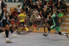 Lotto Bayern Hallencup - Saison 2024/25 - FC Hitzhofen/Oberzell - TSV Ober./Unterhaunstadt- Mchael Kraft gelb Hitzhofen  - Martin Krumpietz TW Ober/Unterhaunstadt Foto: Meyer Jürgen