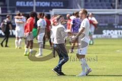 Relegation 2 - VfL Osnabrück - FC Ingolstadt 04 - Spiel ist aus, FCI steigt auf in die 2. Liga, Jubel Party Cheftrainer Tomas Oral (FCI) und Maximilian Beister (11, FCI)