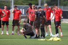 3. Liga - Saison 2024/25 - Trainingsauftakt- FC Ingolstadt 04 -  - Cheftrainerin Sabrina Wittmann (FCI) gibt Anweisungen mit Taktiktafel - XXXXX - Foto: Meyer Jürgen