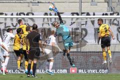 2.BL; Dynamo Dresden - FC Ingolstadt 04, Torwart Fabijan Buntic (24, FCI) pariert den Ball von Mörschel Heinz (8 DD)