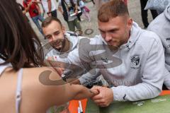 3. Liga; FC Ingolstadt 04 - offizielle Mannschaftsvorstellung auf dem Ingolstädter Stadtfest, Rathausplatz; Autogrammstunde für die Fans, Max Dittgen (10, FCI) David Kopacz (29, FCI)