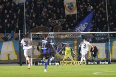 3. Liga; SV Waldhof Mannheim - FC Ingolstadt 04; Torwart Marius Funk (1, FCI) Malachowski Adrian (4 WM) stürmt und rechts kommt Dominik Franke (3 FCI) stoppt ihn und bekommt die rote Karte