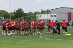 3. Liga - Saison 2024/25 - Trainingsauftakt- FC Ingolstadt 04 -  - Cheftrainerin Sabrina Wittmann (FCI) gibt Anweisungen mit Taktiktafel - XXXXX - Foto: Meyer Jürgen
