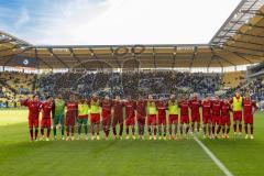 3. Liga; Alemannia Aachen - FC Ingolstadt 04; Sieg Jubel Freude Spieler bedanken sich bei den Fans Tanz