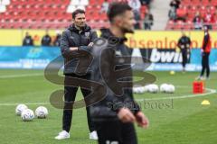 3. Liga; FSV Zwickau - FC Ingolstadt 04; vor dem Spiel Cheftrainer Guerino Capretti (FCI) mustert beim Warrmup das Team