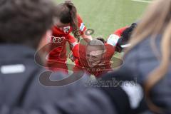2. Fußball-Liga - Frauen - Saison 2022/2023 - FC Ingolstadt 04 - SC Freiburg II - Die Mannschaft bildet einen Kreis vor dem Spiel - Alina Mailbeck (Nr.8 - FCI Frauen) motiviert ihre Mitspielerinnen - Foto: Meyer Jürgen