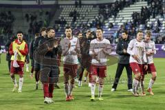 3. Liga; Erzgebirge Aue - FC Ingolstadt 04; nach dem Spiel Spieler bedanken sich bei den Fans Unentschieden Remis  2:2 Jonas Scholz (15, FCI) Lukas Fröde (34, FCI) Max Besuschkow (17, FCI)