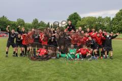 Relegation 2 - U17 - SSV Jahn Regensburg - FC Ingolstadt 04 - Spiel ist aus, 1:1 Ingolstadt steigt in die Bundesliga U17 auf, Jubel Party Feier, Team läuft aufs Spielfeld zum Gratulieren, Gruppenfoto mit Betreuer, Aufstieg