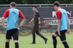 2. Bundesliga - FC Ingolstadt 04 - Trainingsauftakt mit neuem Trainerteam - Cheftrainer Roberto Pätzold (FCI) mit Rico Preisinger (6, FCI) Thomas Keller (27, FCI)