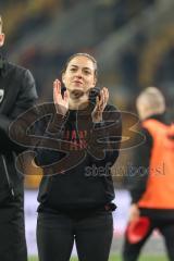 3. Liga; Dynamo Dresden - FC Ingolstadt 04; Unentschieden Remis 2:2, Spieler bedanken sich bei den Fans Cheftrainerin Sabrina Wittmann (FCI)
