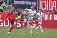 3. Liga; Rot-Weiss Essen - FC Ingolstadt 04; Zweikampf Kampf um den Ball Dennis Borkowski (7, FCI) Paul Herbert (28, FCI)