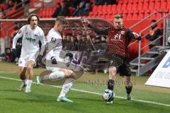 3. Liga; FC Ingolstadt 04 - Erzgebirge Aue; Zweikampf Kampf um den Ball Jannik Mause (7, FCI) Barylla Anthony (23 Aue) Danhof Tim (2 Aue)